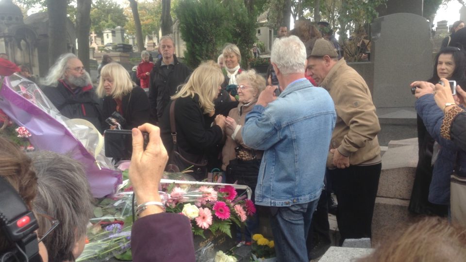 Fanoušci Edith Piaf se fotí s její sestrou