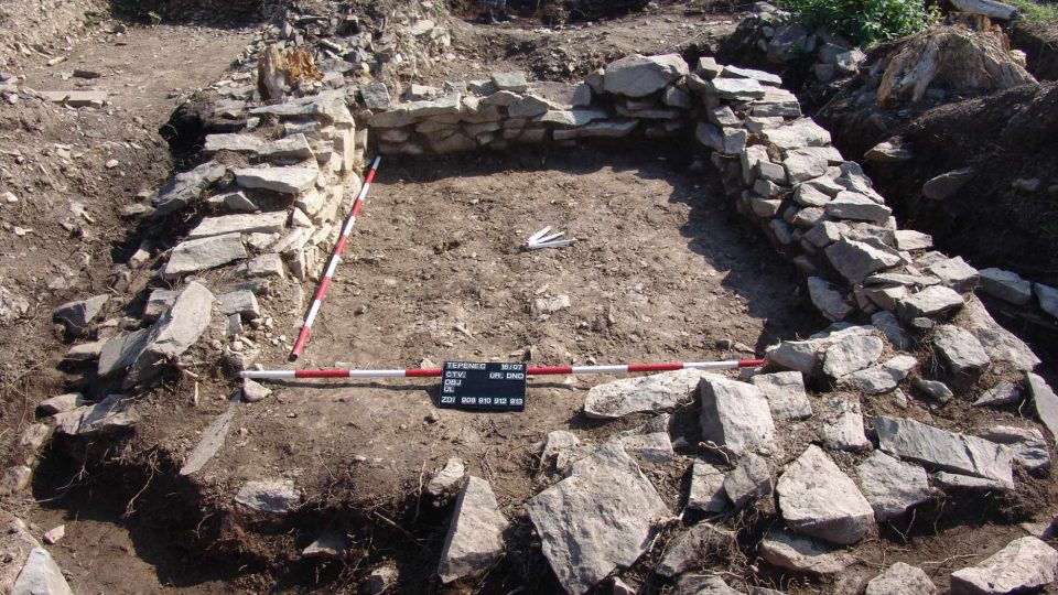 Tepenec - nadzemní stavba na kamenné podezdívce, archeologický výzkum předhradí 2007