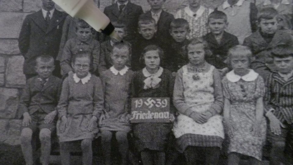 Stará školní fotografie, na které je i matka Stanislava Hausvatera
