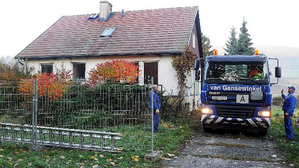 Demoliční firma začíná likvidovat první dům v Nových Heřminovech