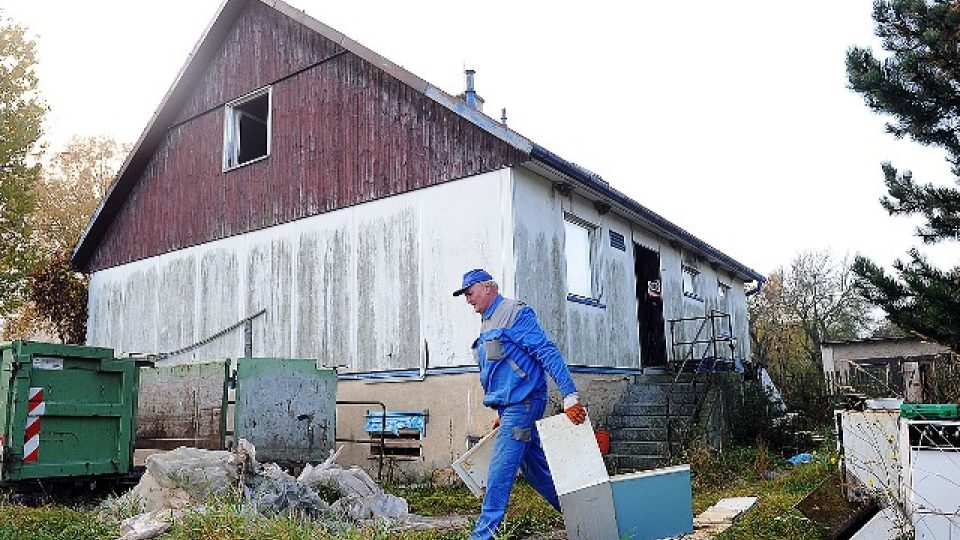 Demolice domu kvůli přehradě v Nových Heřminovech