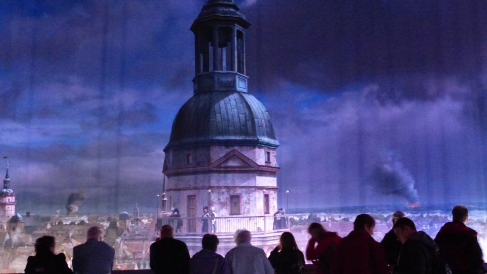 Uvnitř panoramatického obrazu je konstrukce pro diváky vysoká jako nejvyšší kostelní věže v Lipsku