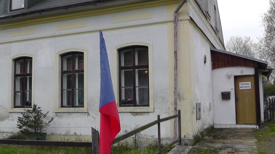 V Kněžicích na Liberecku lidé hlasovali v rodinném domku