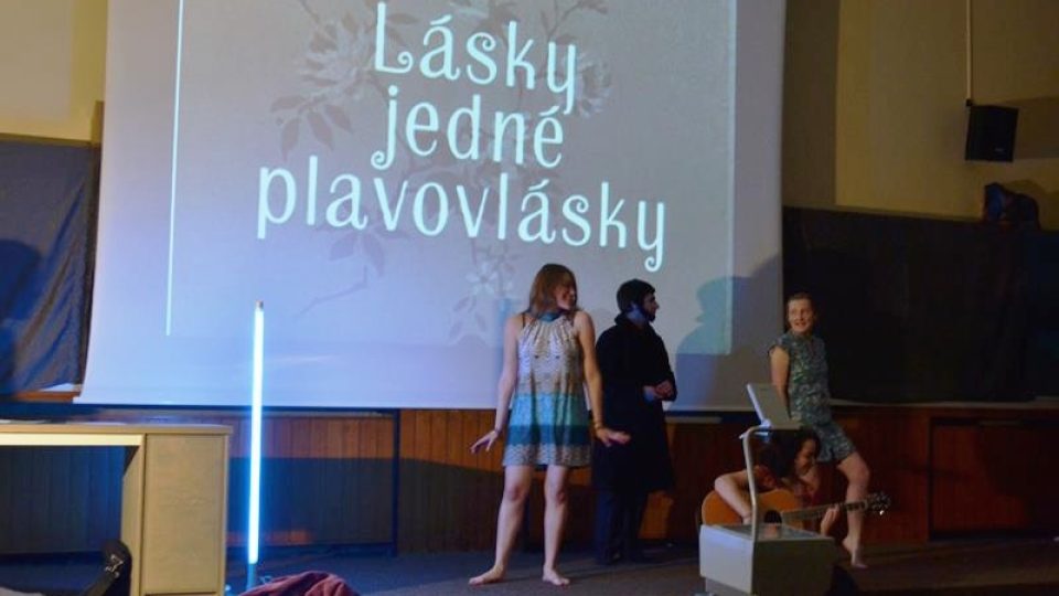 Lásky jedné plavovlásky v podání studentek poprvé