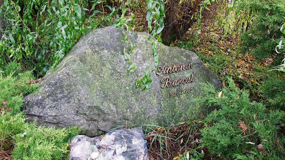 Hrob pěvce Antonína Barcala je jediným památkově chráněným na špk hřbitově