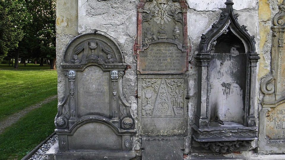 Kostel sv. Barbory a staré náhrobky druhého šumperského hřbitova