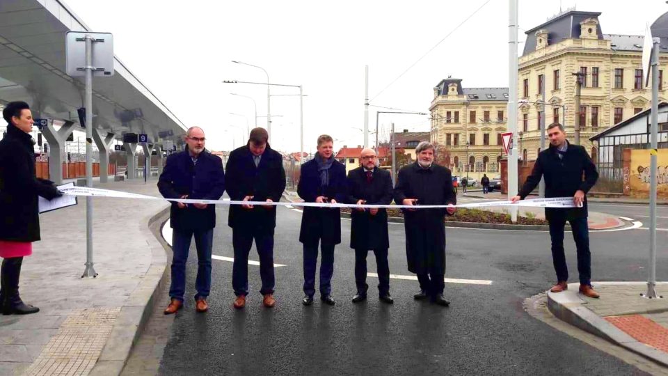 Nový autobusový terminál se v Šumavské ulici v Plzni. Stavba zkrátí vzdálenost mezi přestupem z autobusu na vlak z dosavadních 3,5 kilometru na desítky metrů