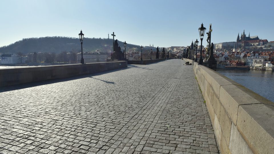 Vylidněná Praha během první vlny covidu-19, březen 2020, Karlův most