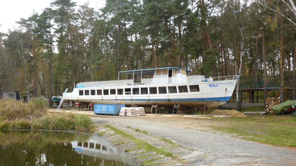 Oprava výletního parníku Máj na břehu Máchova jezera