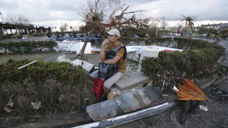 Počet obětí tajfunu Haiyan na Filipínách neustále roste