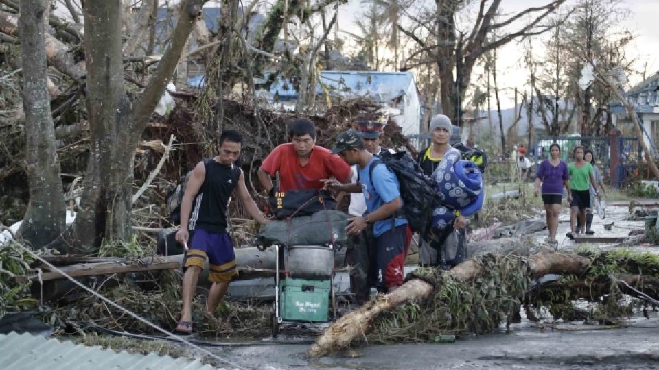 Počet obětí tajfunu Haiyan na Filipínách neustále roste