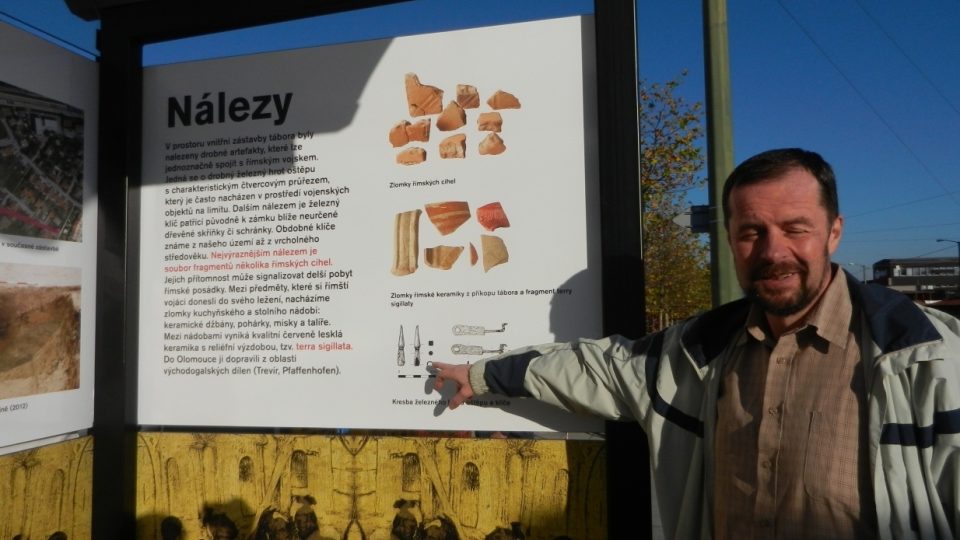 Autobusová zastávka v Olomouci - Neředíně připomíná pochodový tábor římských legií - archeolog Jaroslav peška