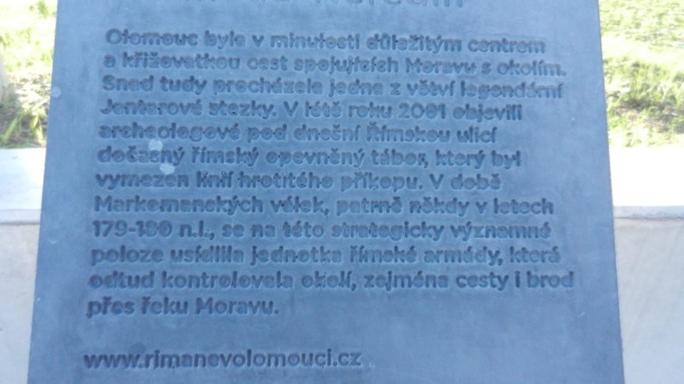 Nápis u milníku připomínajícího tábor římských legií v Olomouci - Neředíně