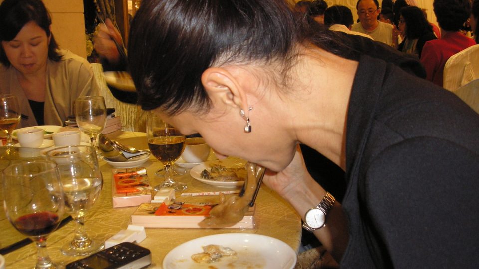 Kateřina Procházková ochutnala tradiční jídla na čínské svatbě