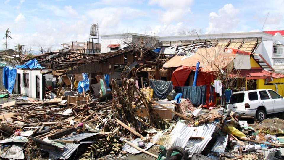 Tajfun Haiyan za sebou nechal zpustošená města a vesnice