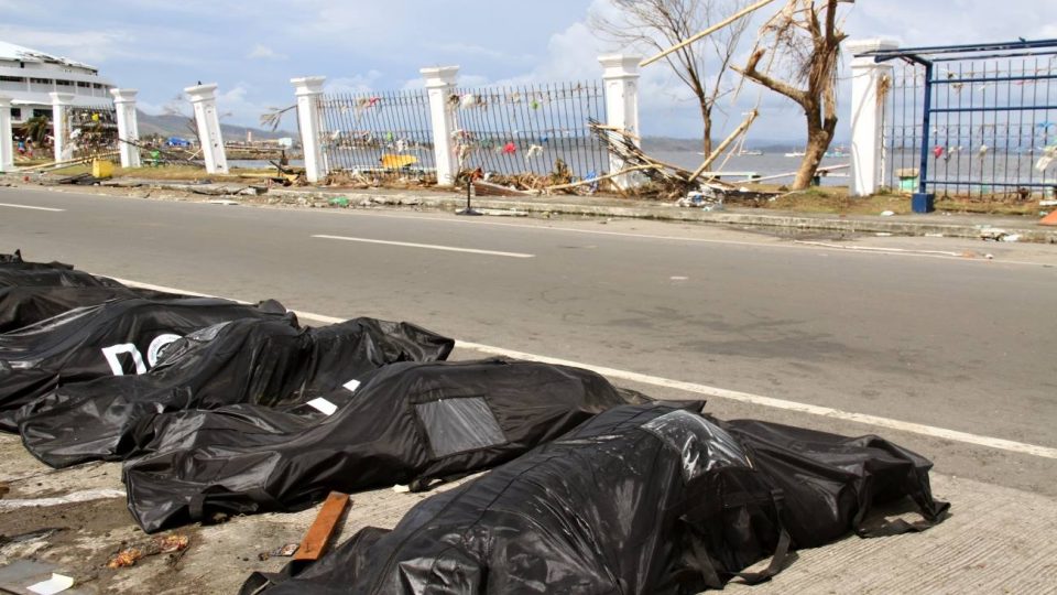 Nejhůře postižené město Tacloban oznámilo, že při pohromě zemřelo asi čtyři tisíce lidí