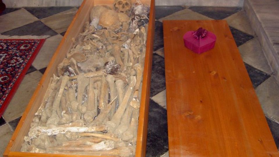 Uložení ostatků bývalých obyvatel kláštera v Nové Říši