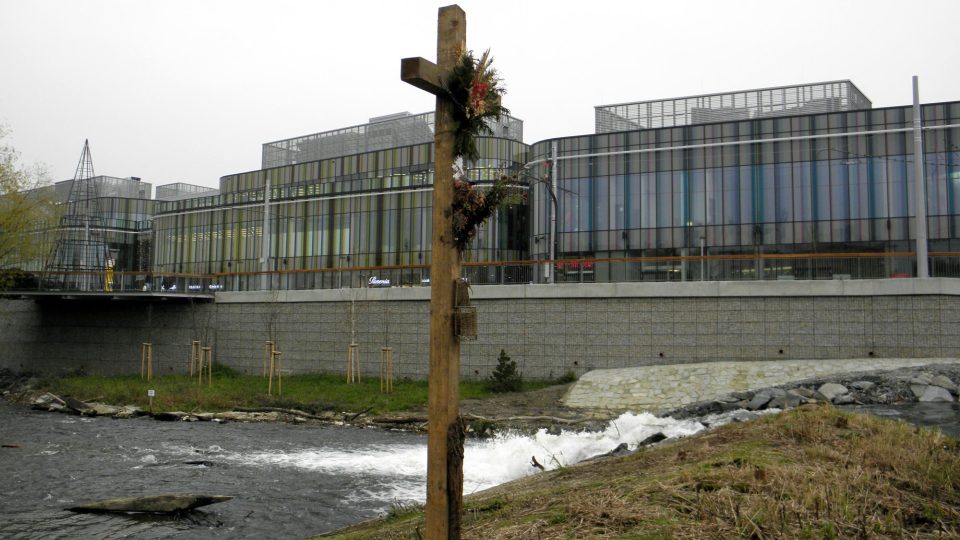 Dřevěný kříž u Šantovky