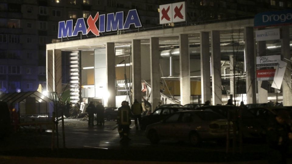 V Lotyšské Rize se zřítil obchodní dům Maxima