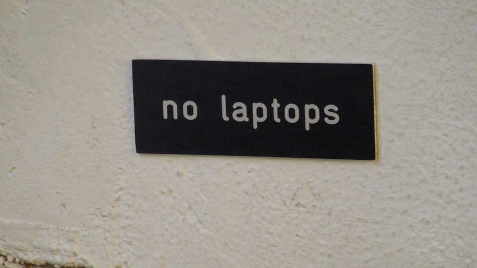 Majitel si ve své kavárně nepřeje ani laptopy