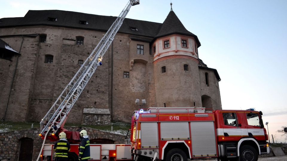 Cvičení hasičů na loketském hradě