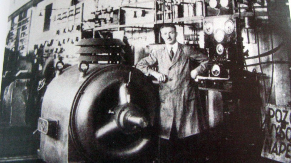 Josef Sousedík ve své továrně