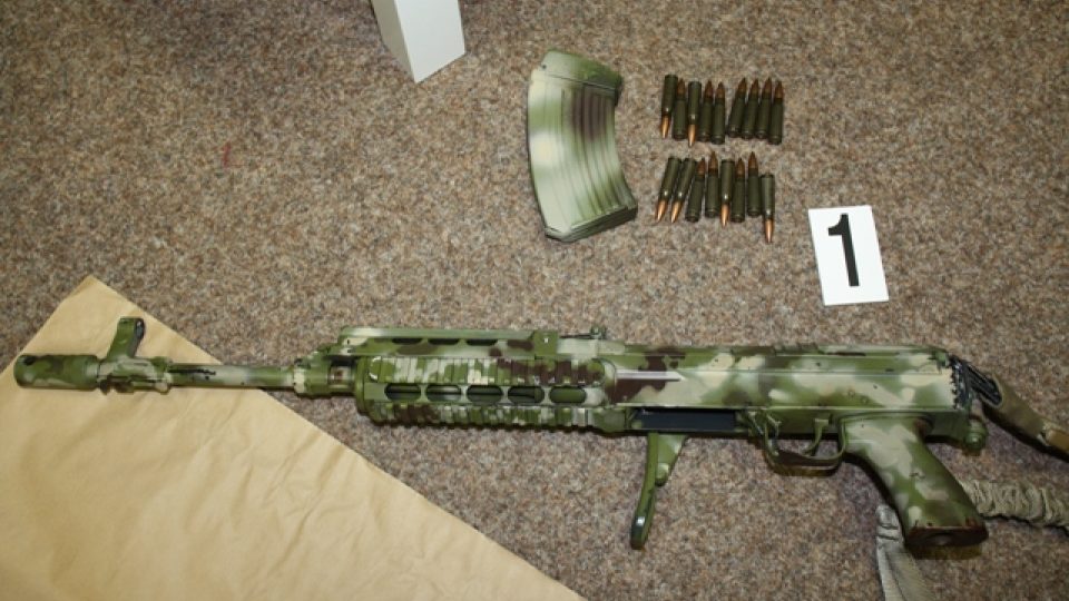Jedna ze zbraní, které policisté našli u obviněné pětice mužů z Bruntálska a Olomoucka 