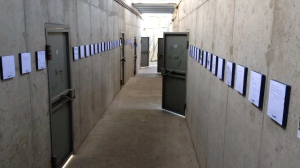 Šedé stěny betonu v interiéru věznice