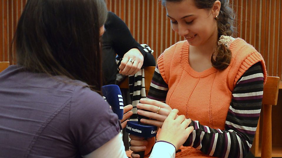 Nevidomé děti navštívily rozhlas a vyzkoušely si práci s nahrávacím zařízením