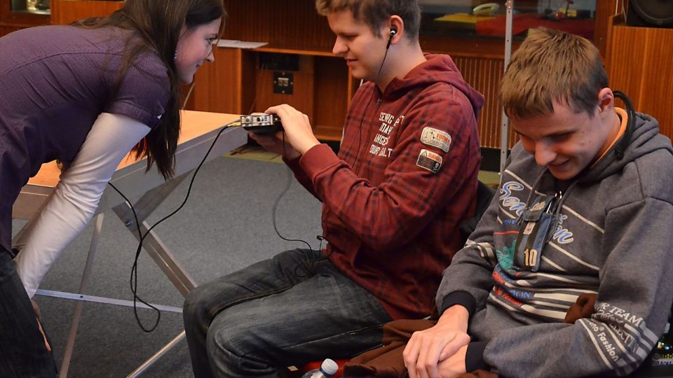 Nevidomé děti navštívily rozhlas a vyzkoušely si práci s nahrávacím zařízením
