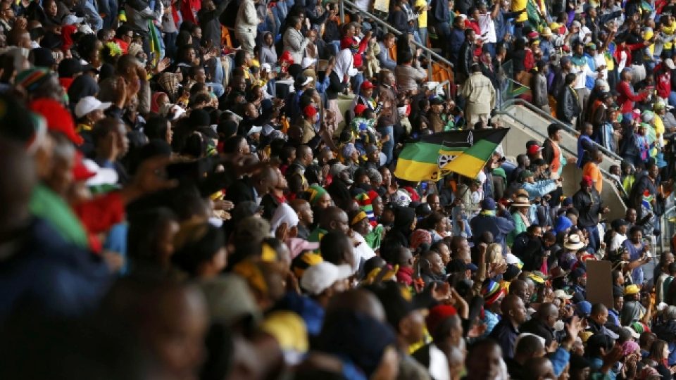 Zaplněný Národní fotbalový stadion v jihoafrickém Sowetu se loučí se svým prvním černošským prezidentem