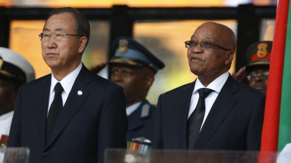 Rozloučení s Nelsonem Mandelou: Prezident Jihafrické republiky Jacob Zuma (vlevo)a šéf OSN Pan Ki-mun