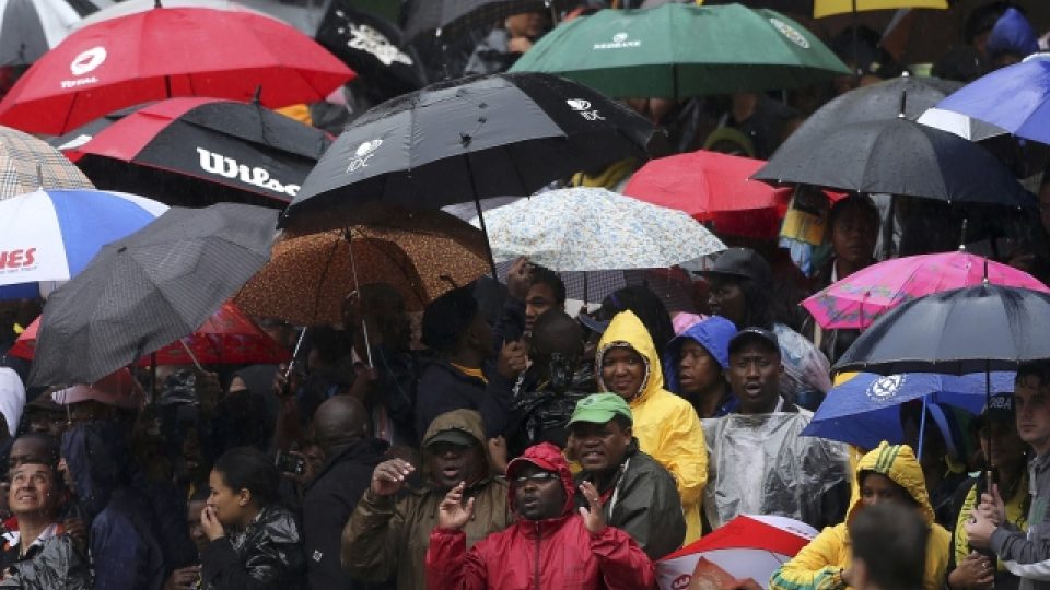 Rozloučení s Nelsonem Mandelou: Lidi na Národním fotbalovém stadionu skrápí déšť