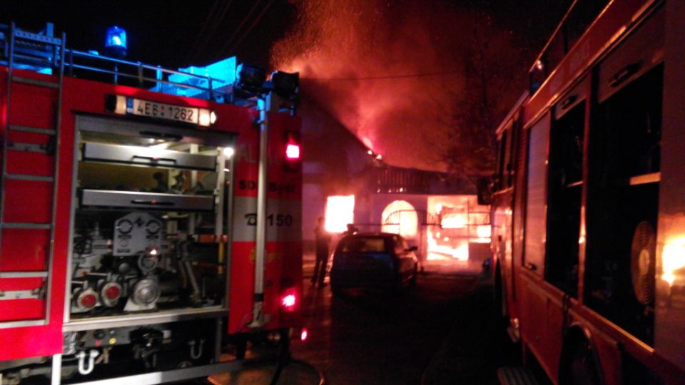 Požár autodílny v Bělečku u Hradce Králové