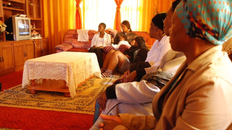 Příbuzní Mandely ve vesnici vesnici Mqhekezwen sledují pohřeb v televizi