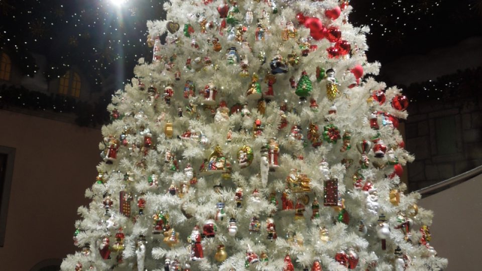 Vánoční strom před berlínským obchodem