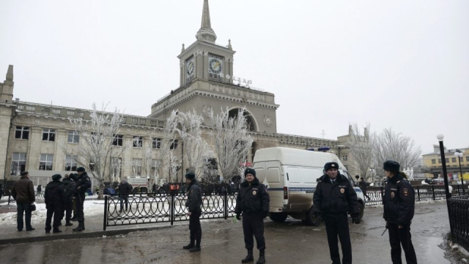 Policisté blokují cestu k volgogradskému nádraží, kde se odpálila sebevražedná atentátnice