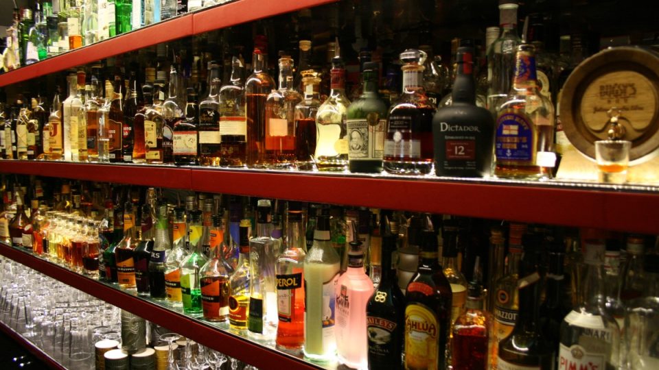 Vystavené lahve s alkoholem v baru