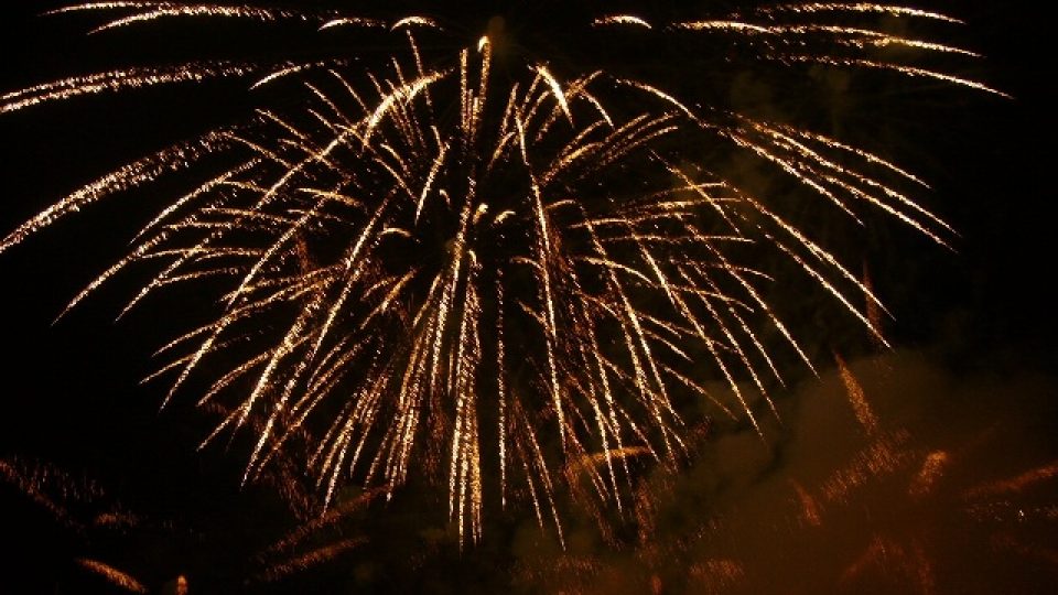 Novoroční ohňostroj v Doksech na Českolipsku sledovalo asi 2000 lidí