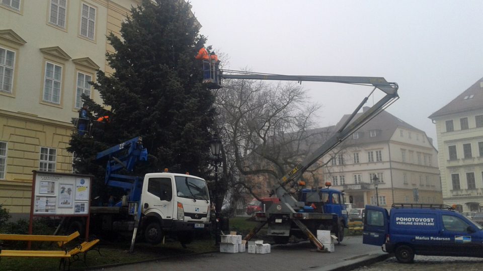 Odstraňování vánočního stromu na Zámeckém náměstí v Teplicích