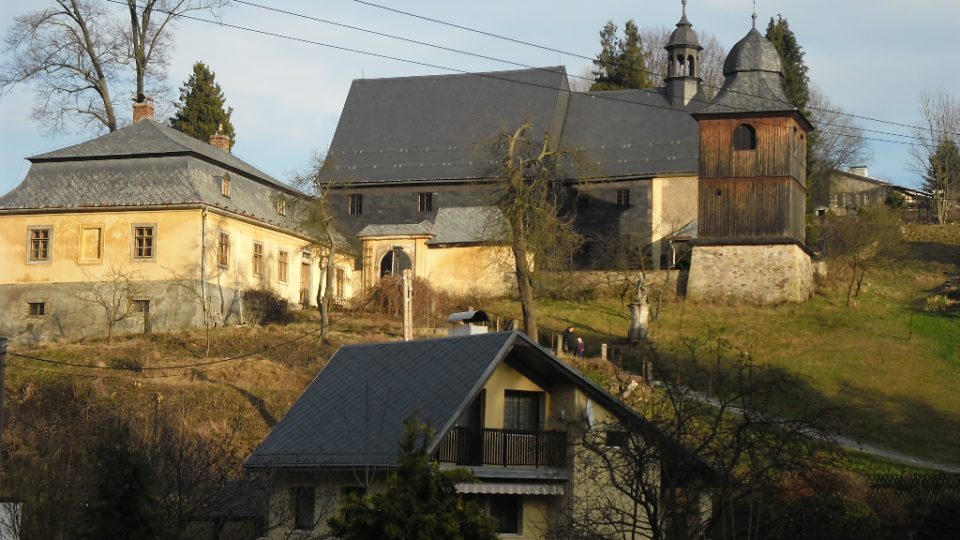 Kryštofovo údolí - fara a dřevený kostelík sv. Kryštofa