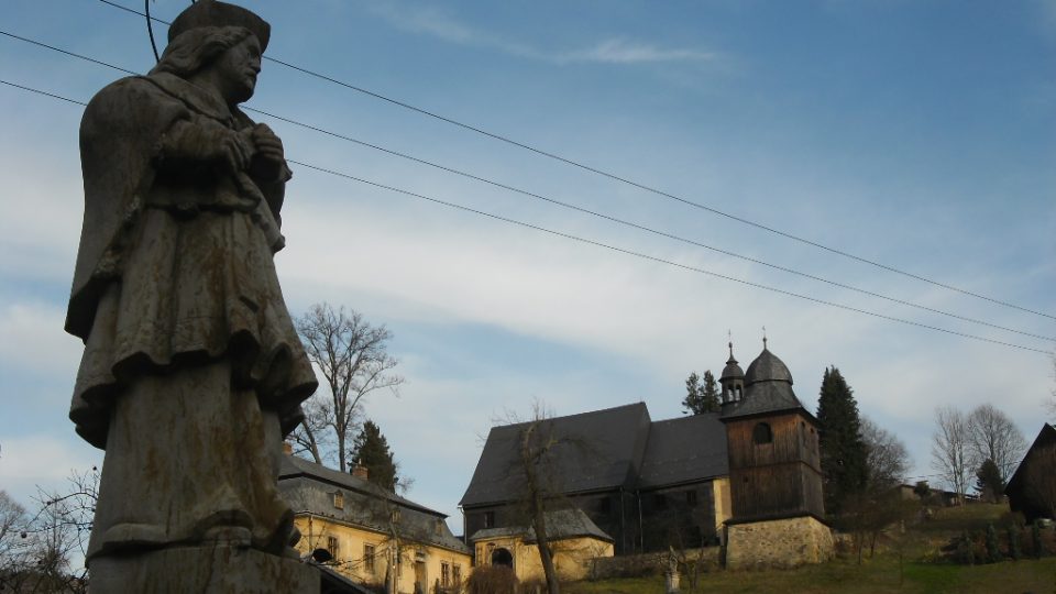 Kryštofovo údolí - dřevený kostelík sv. Kryštofa a socha sv. Jana Nepomuckého