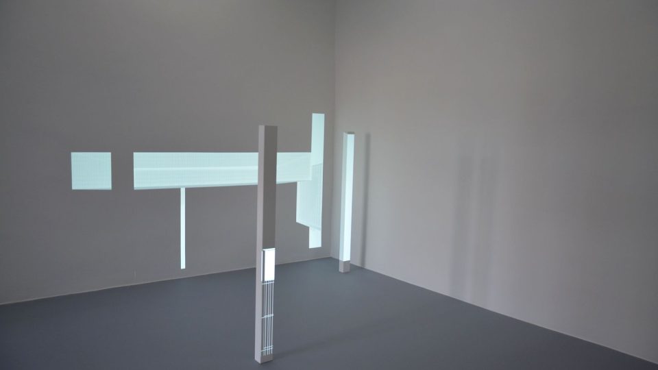 Výstava děl Manuela Knappa s názvem I===I pozoruhodným způsobem kloubí klasická média se světem techniky