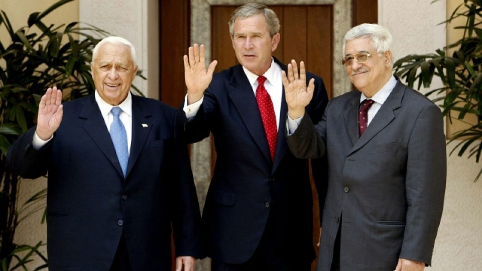 Izraelský premiér Ariel Šaron (vlevo) se svým palestinským protějškem Mahmúdem Abbásem (vpravo) a prezidentem USA Georgem Bushem (uprostřed) na snímku z roku 2003