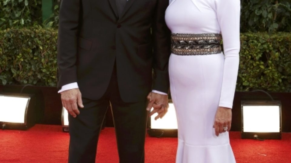 Herec Bryan Cranston (na snímku s manželkou) získal Zlatý globus za roli v seriálu Breaking Bad (Perníkový táta)