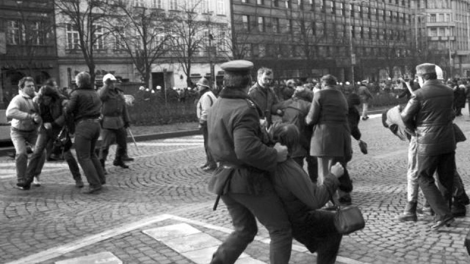 Demonstrace na Václavském náměstí v Praze u příležitosti 20. výročí upálení Jana Palacha .Příslušníci milice odvádějí jednoho ze zadržených demonstrantů