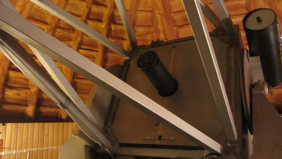 Tuorla - zrcadlo největšího finského dalekohledu je ukryto za plechovými dvířky