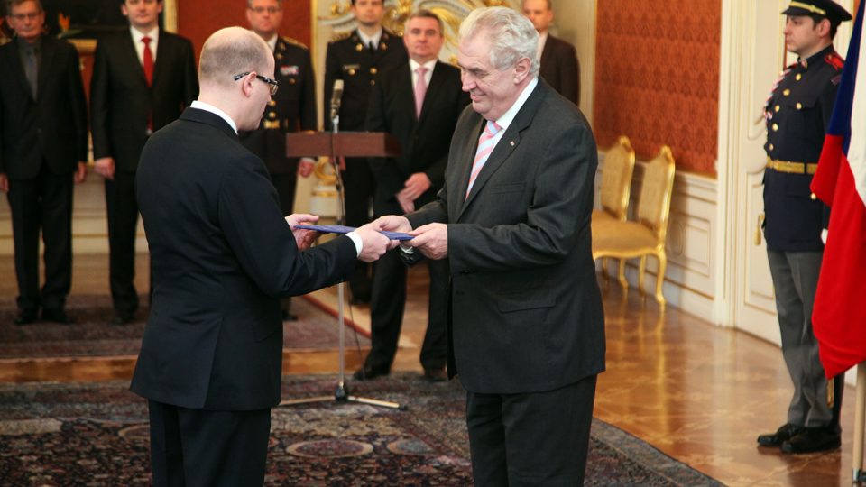 Prezident Miloš Zeman jmenoval předsedu ČSSD Bohuslava Sobotku premiérem