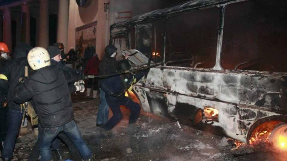 Demonstranti se v centru ukrajinského Kyjeva střetli s policií