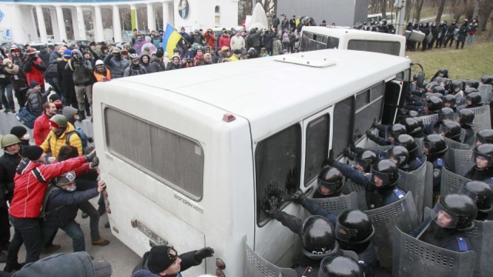 Demonstranti se v centru ukrajinského Kyjeva střetli s policií